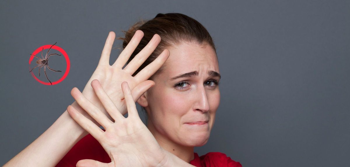 Frau hält sich ängstlich Hände vor das Gesicht.