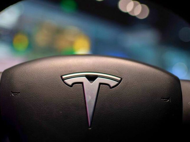 Tesla-Logo auf einem Lenkrad