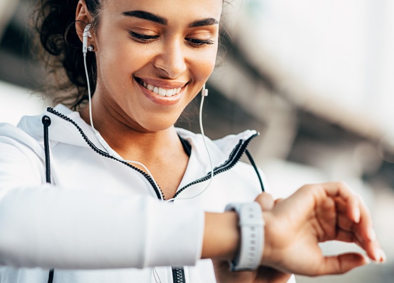 Frau schaut auf Smartwatch von Apple