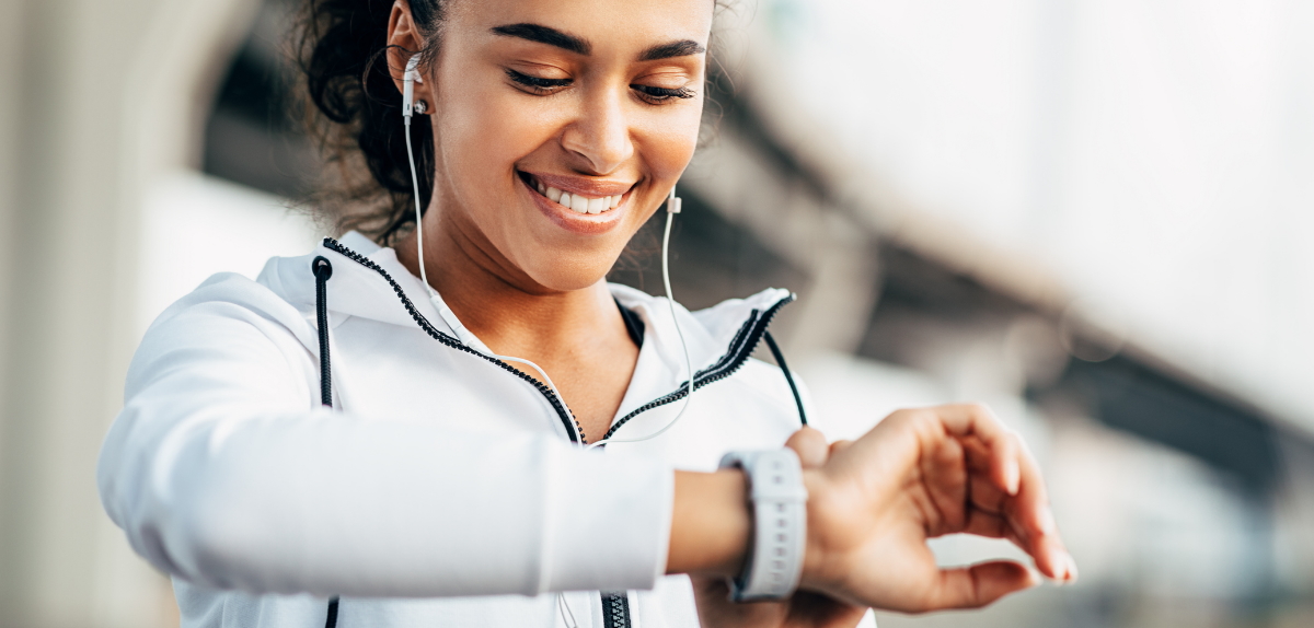 Frau schaut auf Smartwatch von Apple