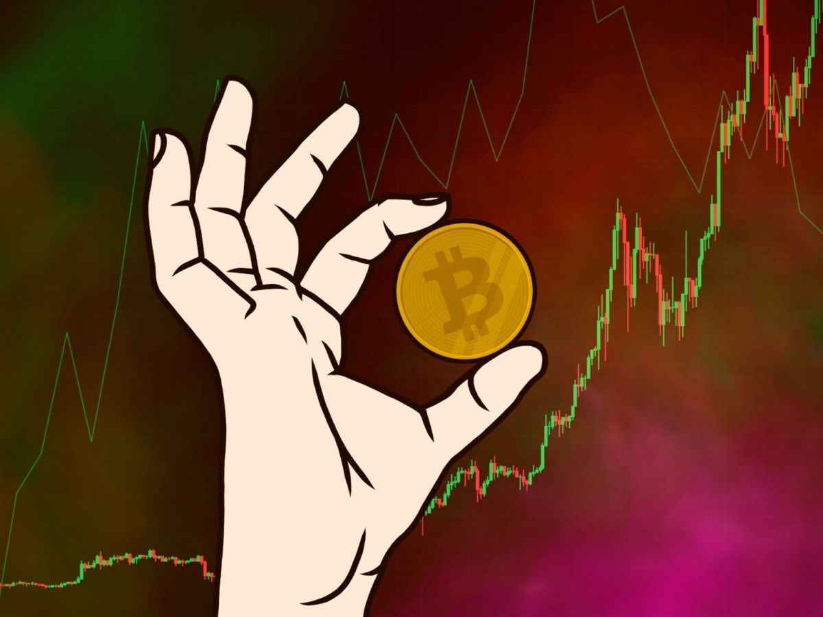 Hand mit einem physischen Bitcoin