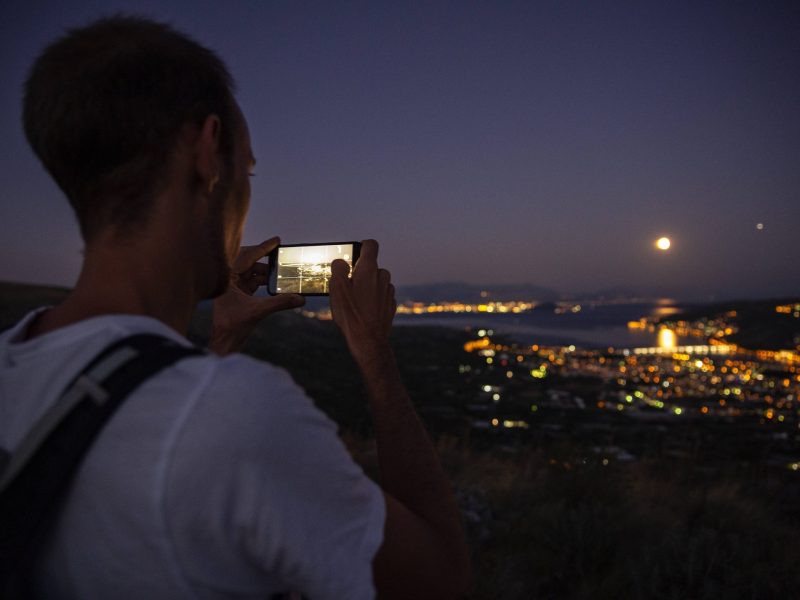 Mann fotografiert Mond