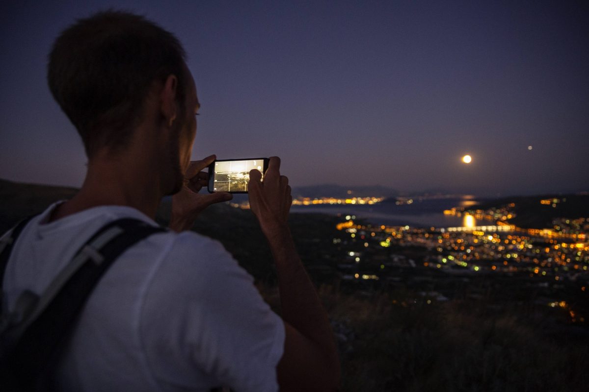 Mann fotografiert Mond