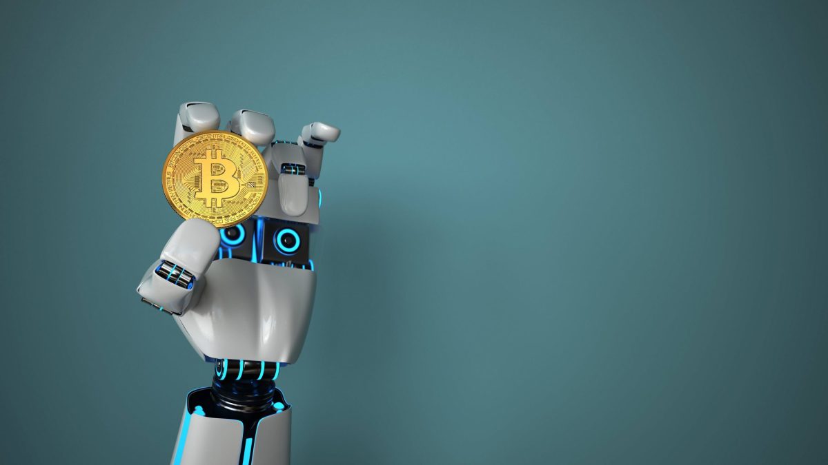 Roboterhand hält einen Bitcoin