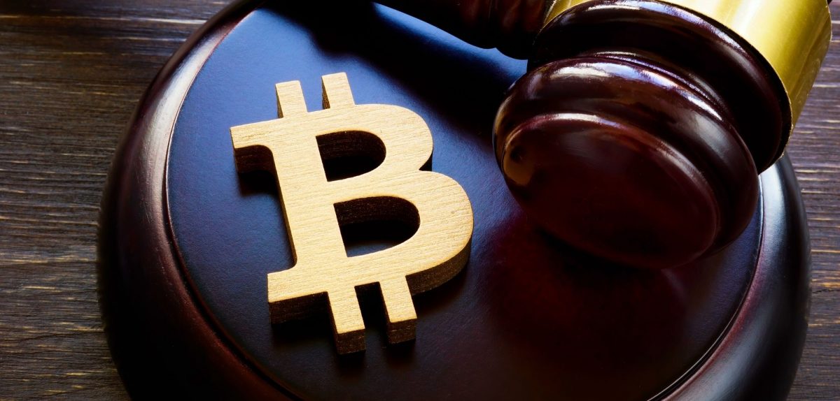 Bitcoin-Logo neben einem Richterhammer