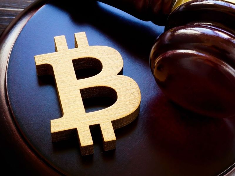 Bitcoin-Logo neben einem Richterhammer