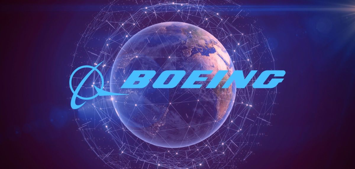 Boeing-Logo vor dem Planeten Erde