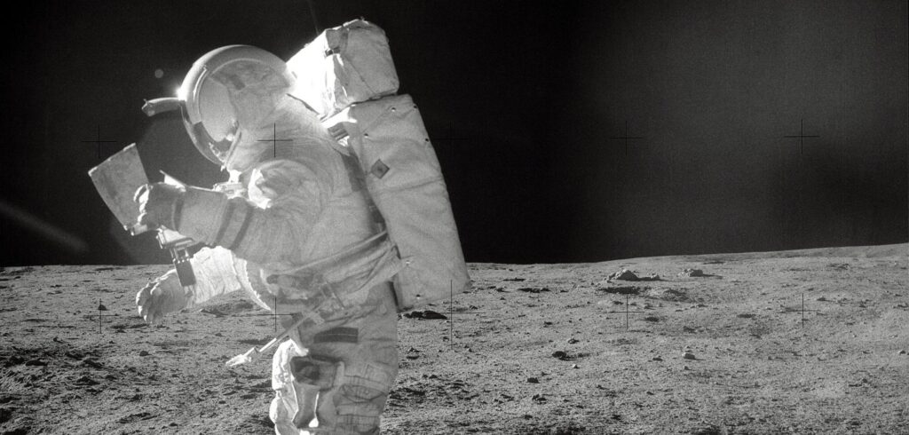 Astronaut Edgar D. Mitchell, Pilot der Apollo-14-Mondlandefähre, bewegt sich über die Mondoberfläche.