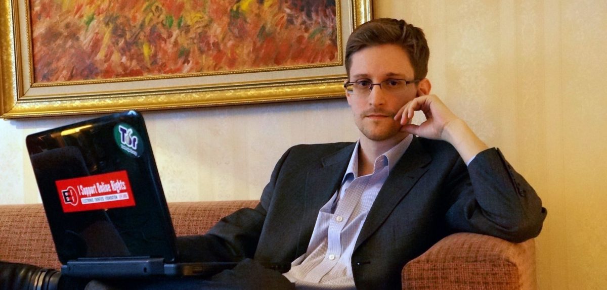 Edward Snowden mit Laptop