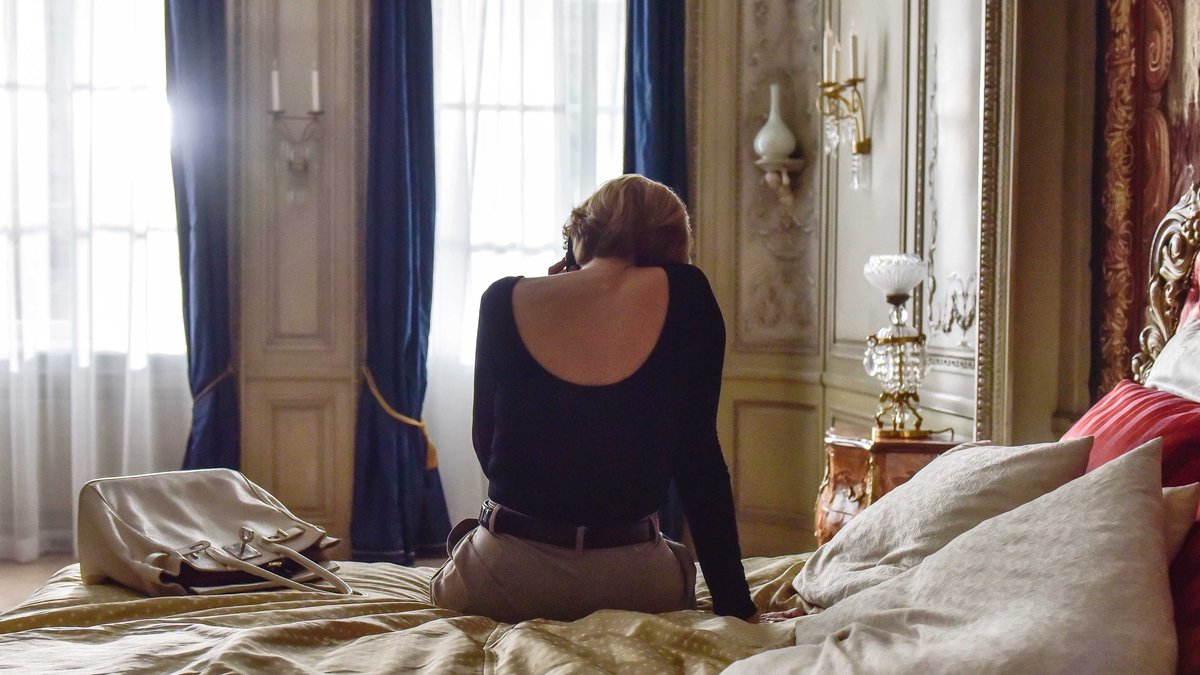Diana (Mareile Blendl) führt ein Telefongespräch in einem Hotel in Paris.. © ZDF/Susanne Bernhard
