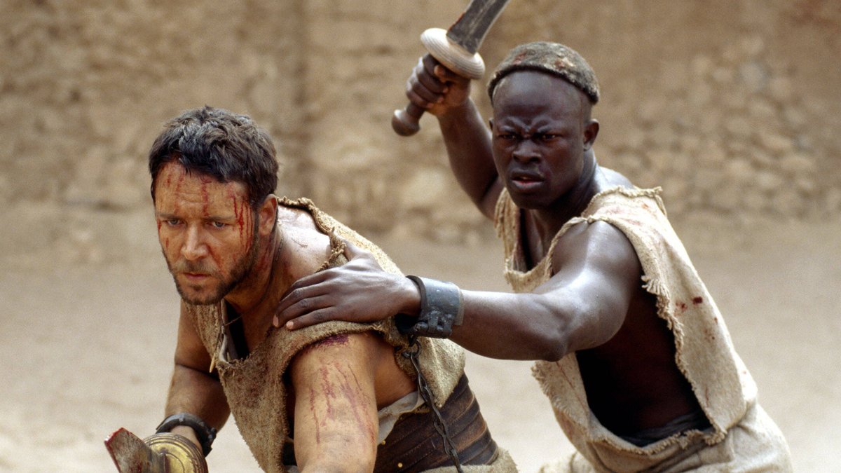 Russell Crowe (li.) und Djimon Hounsou in "Gladiator".. © imago images/Everett Collection