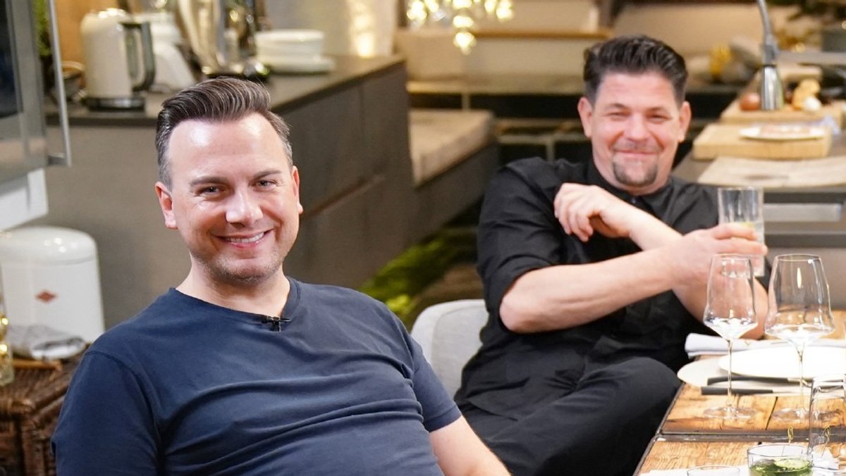 Tim Raue (li.) und Tim Mälzer in der "Kitchen Impossible - Die Weinachts-Edition" 2021.. © RTL / Stefan Gregorowius