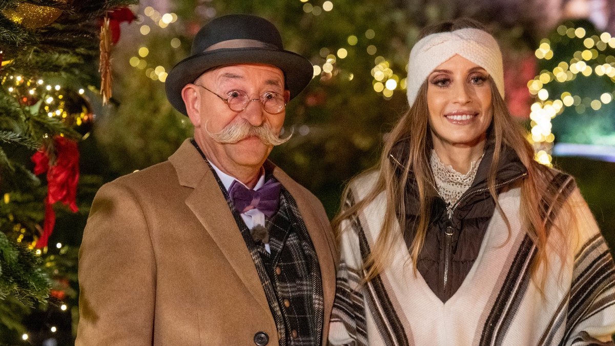 Horst Lichter hat Cathy Hummels in der Weihnachtsausgabe von "Bares für Rares" zu Gast.. © ZDF/Sascha Baumann