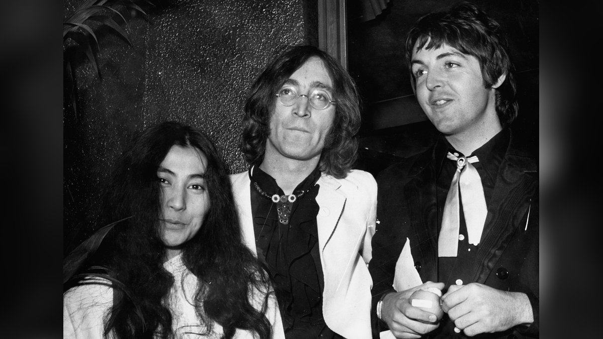 Yoko Ono mit den Beatles John Lennon (M.) und Paul McCartney.. © imago stock&people