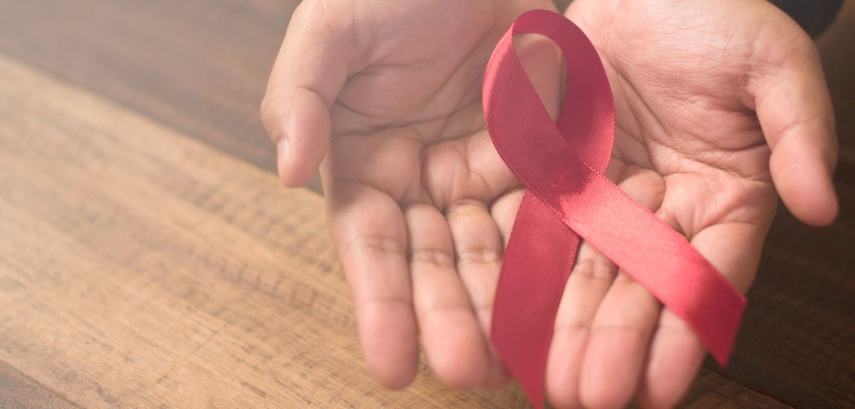 Die Rote Schleife, die weltweit für Solidarität mit HIV-positiven und aidskranken Menschen. steht
