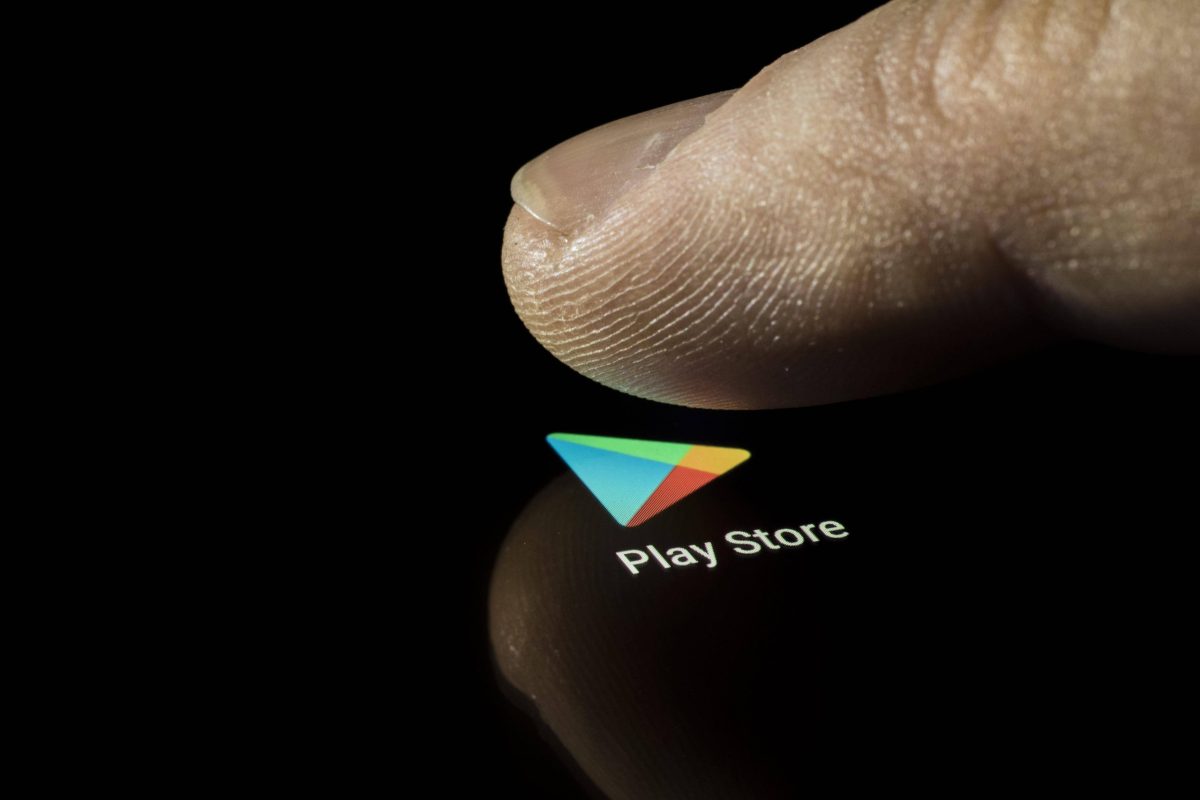 Finger auf Play Store App