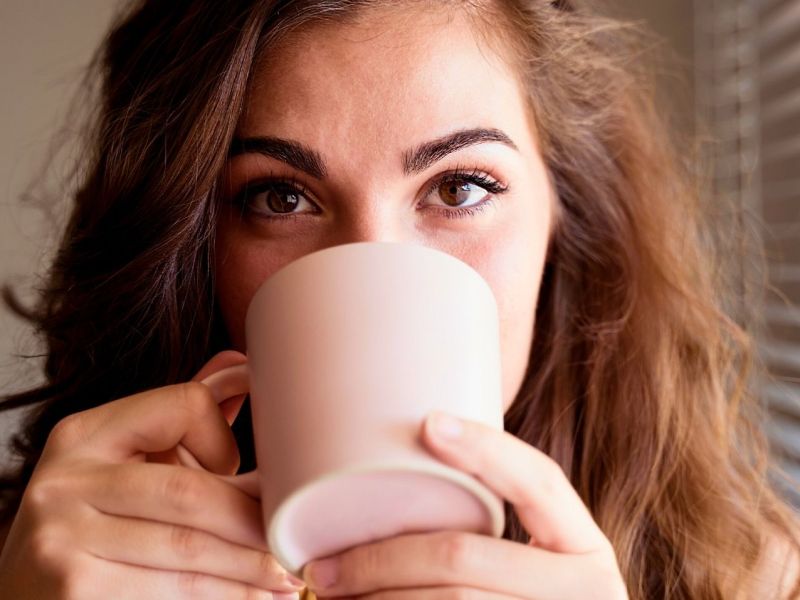 Frau trinkt Kaffee.