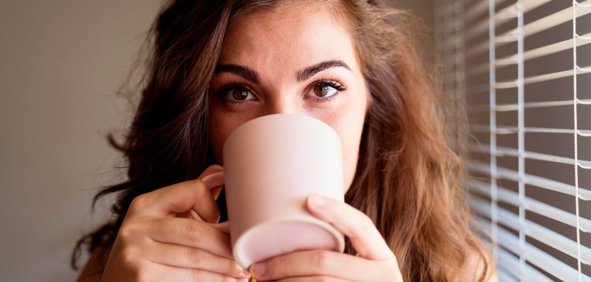 Frau trinkt Kaffee.