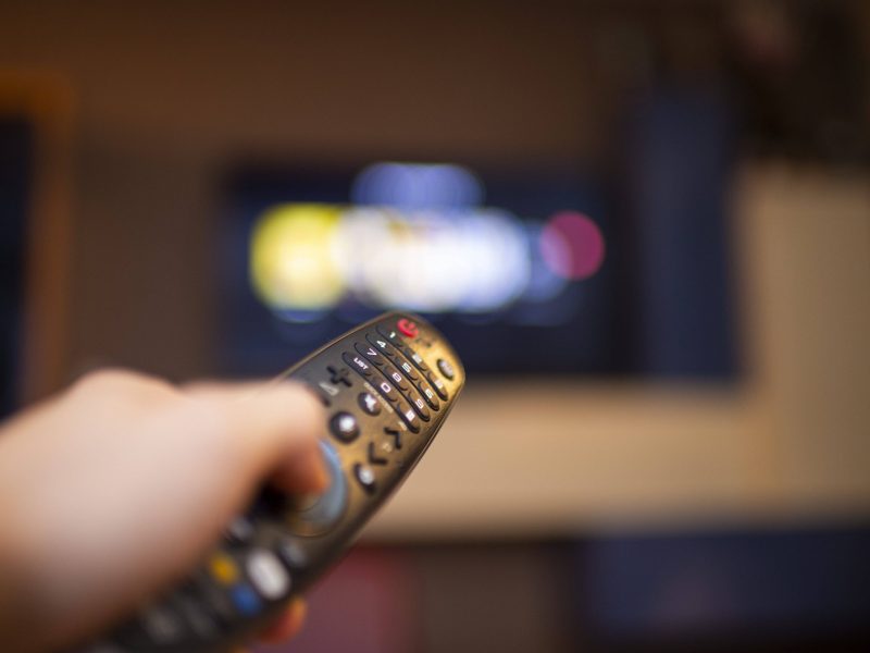 Fernbedienung wird auf TV gehalten