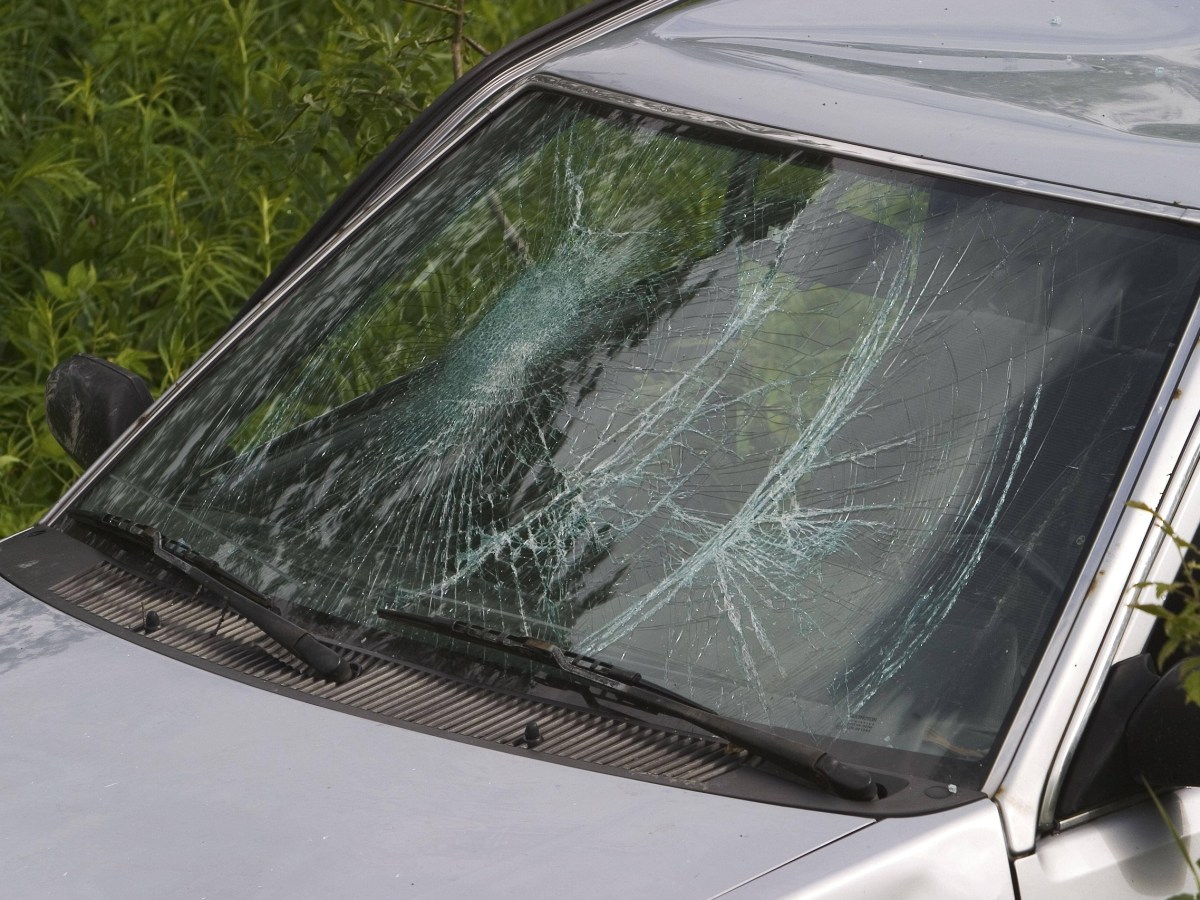 Eingedrückte Windschutz Auto