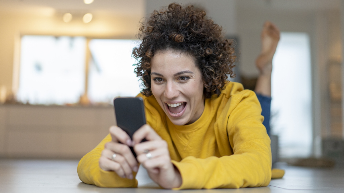 Frau freut sich über unbegrenztes Internet.