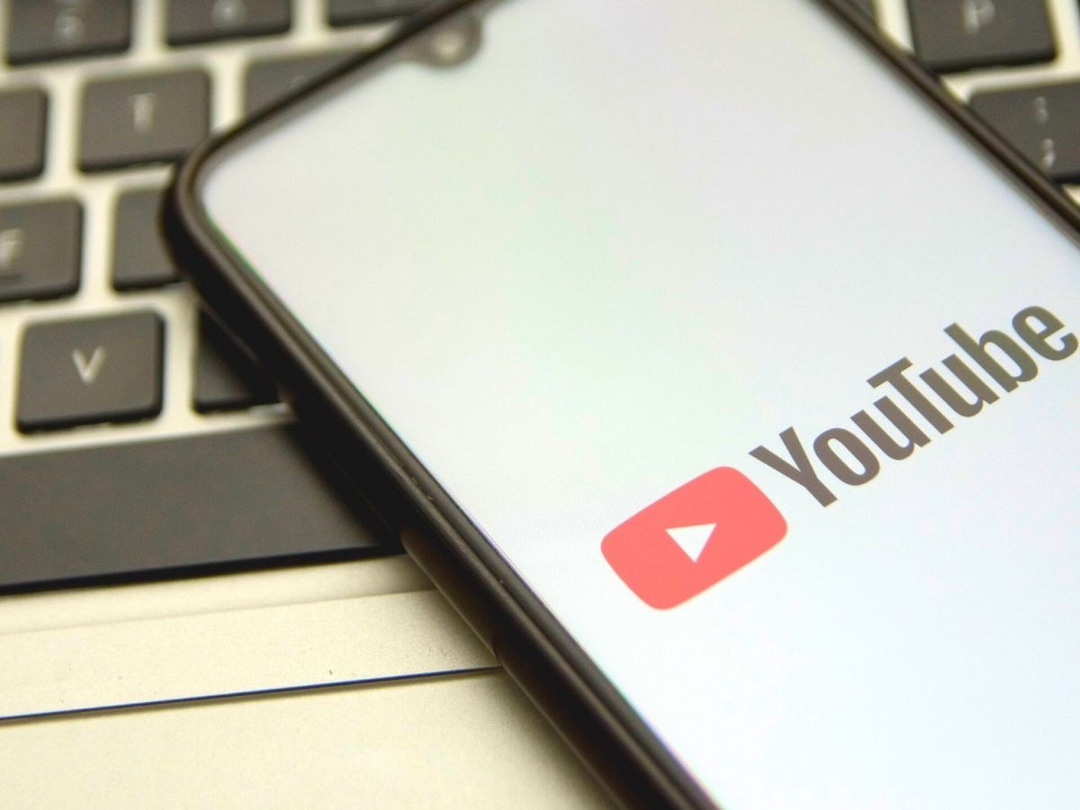 YouTube-Logo auf einem Smartphone