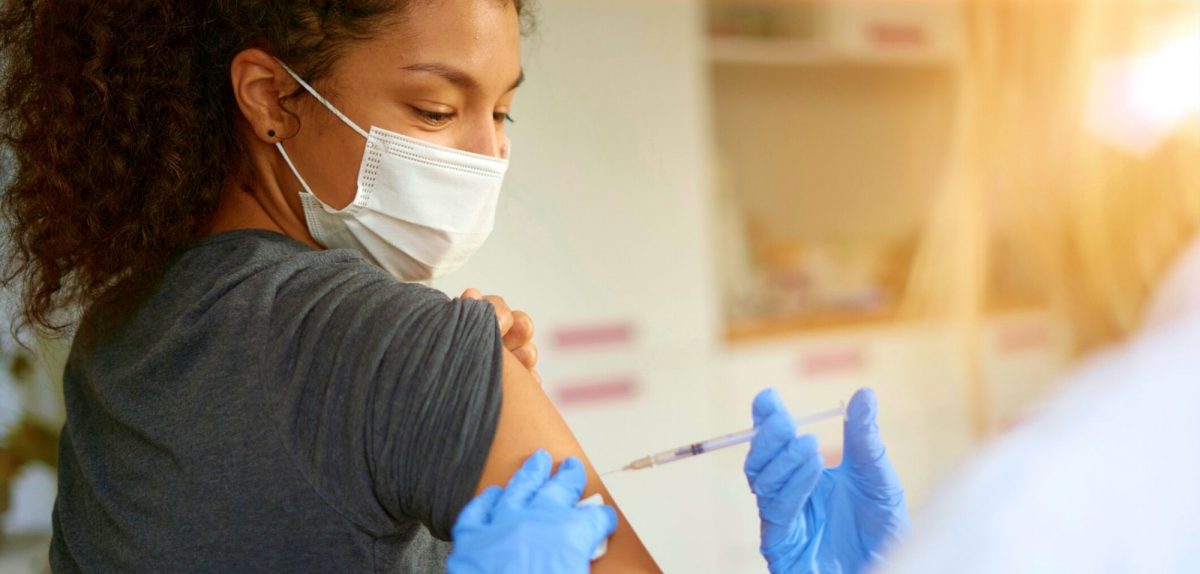 Frau erhält Grippe-Impfung