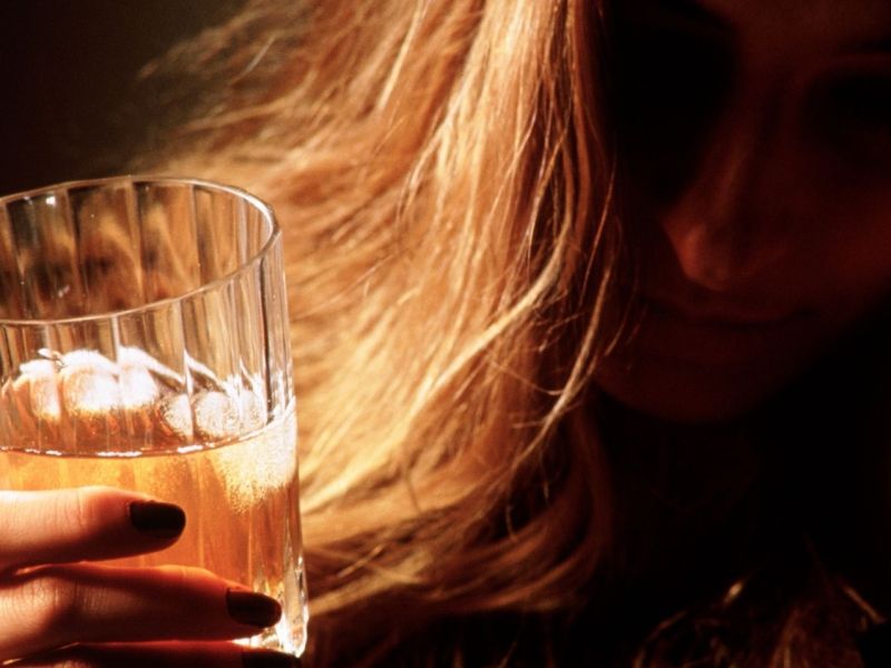 Frau mit einem Glas in der Hand