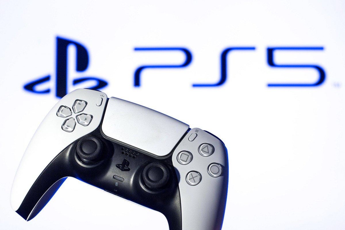 PS5 Controller vor PS5 LOGO