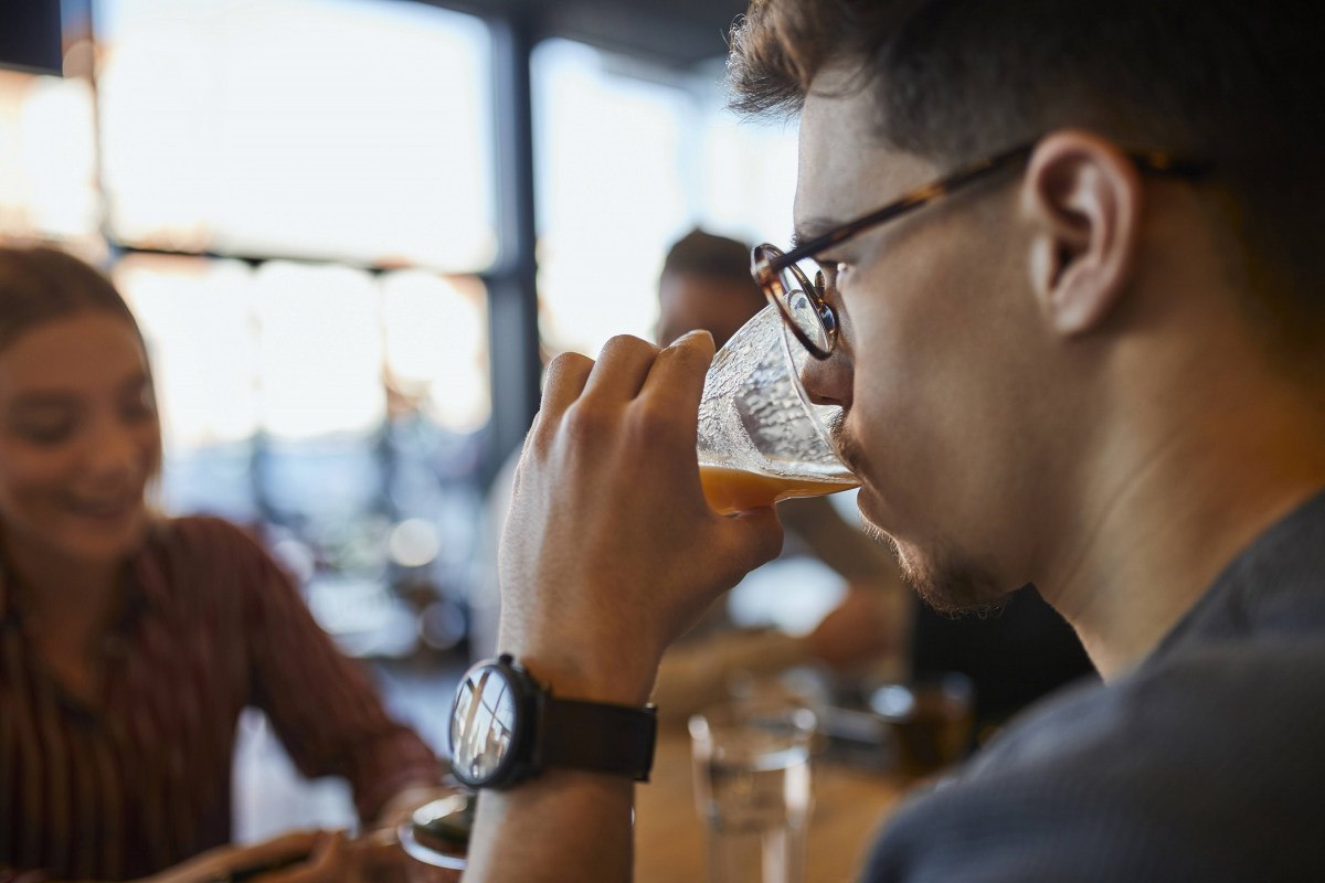 Alkohol trinkender Mann