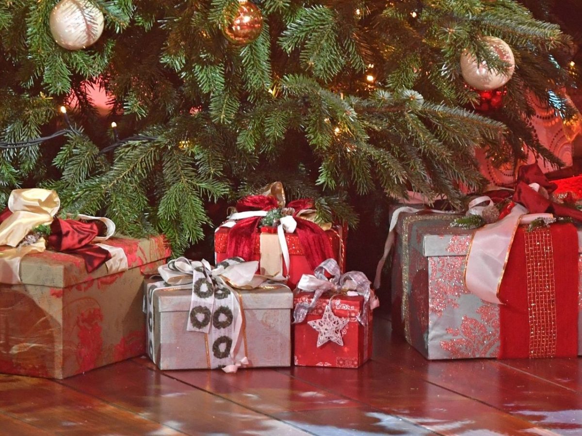 Weihnachtsgeschenke unterm Tannenbaum