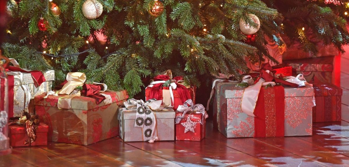 Weihnachtsgeschenke unterm Tannenbaum