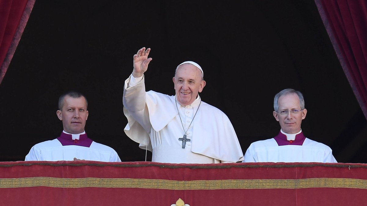 Papst Franziskus spendet den Weihnachtssegen.. © imago/ULMER Pressebildagentur