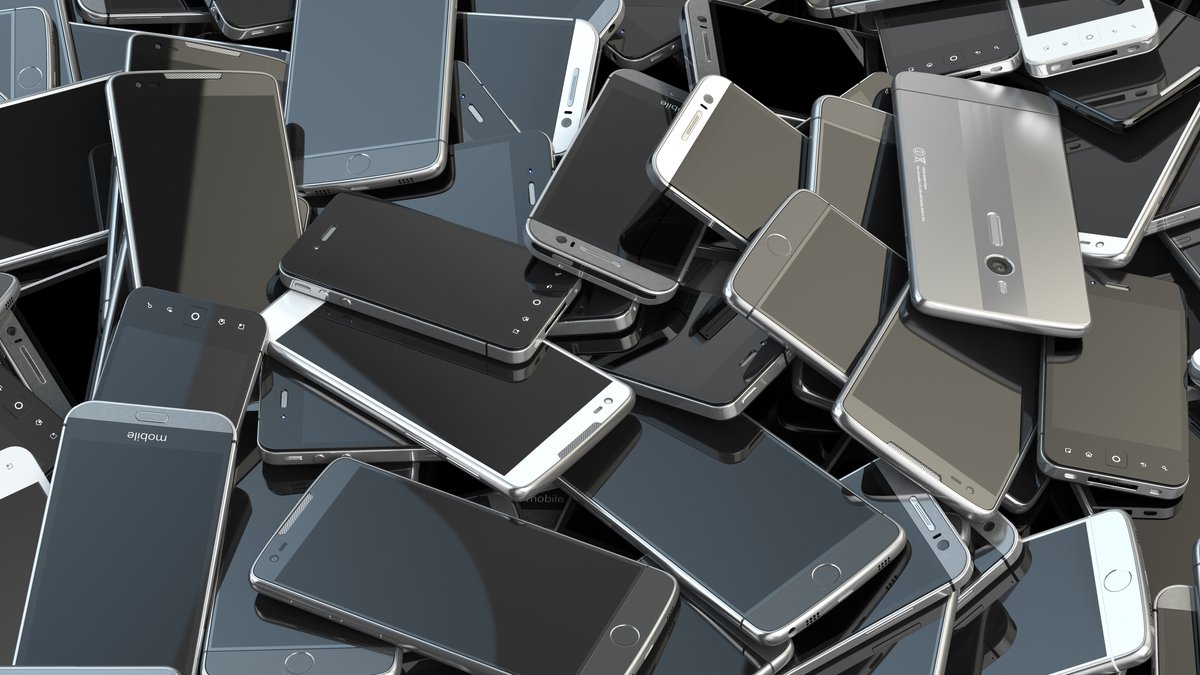 In aussortierten Handys und Smartphones sind teure Rohstoffe enthalten.. © Maxx-Studio/Shutterstock.com