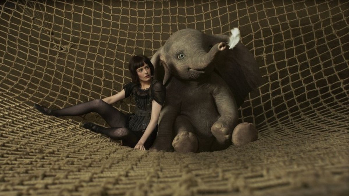 "Dumbo": Die Akrobatin Colette Marchant (Eva Green) mit dem großohrigen Elefantenbaby.. © Disney Enterprises