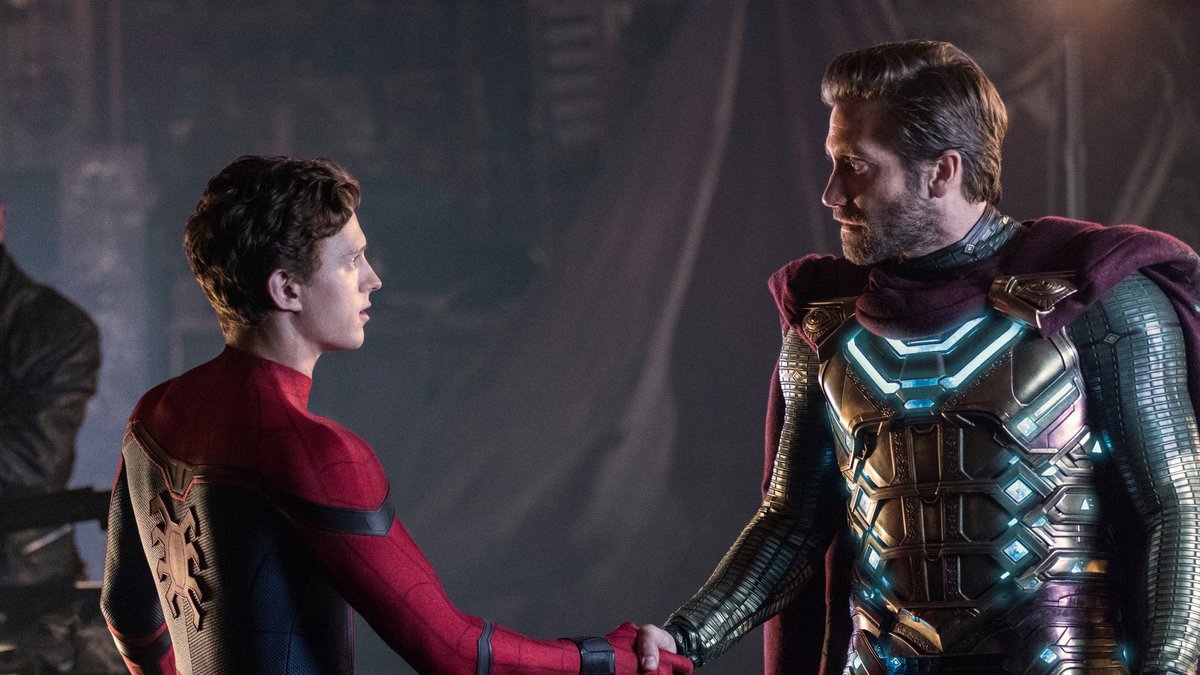 Tom Holland (l.) als Spider-Man trifft auf Jake Gyllenhaals Mysterio.. © 2019 Sony Pictures Entertainment Deutschland GmbH
