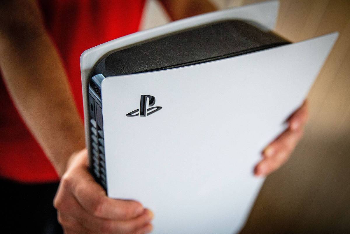 PS5 wird in Händen gehalten