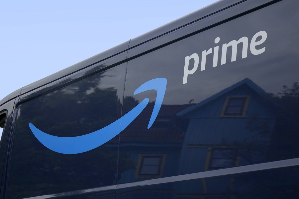 Amazon Prime Logo auf Van