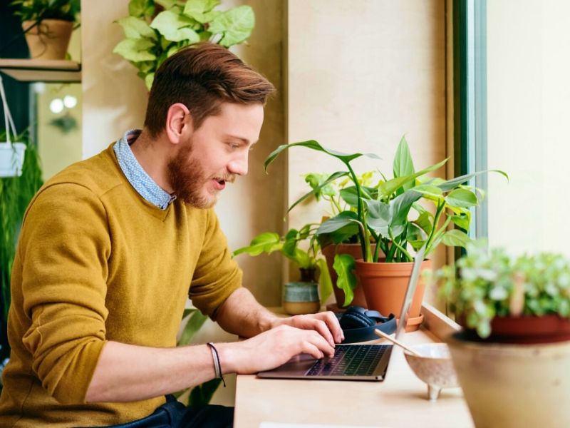 Mann mit Laptop