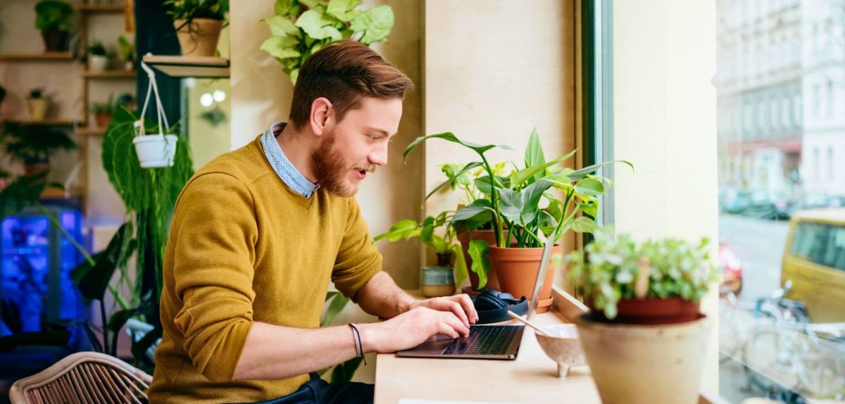 Mann mit Laptop