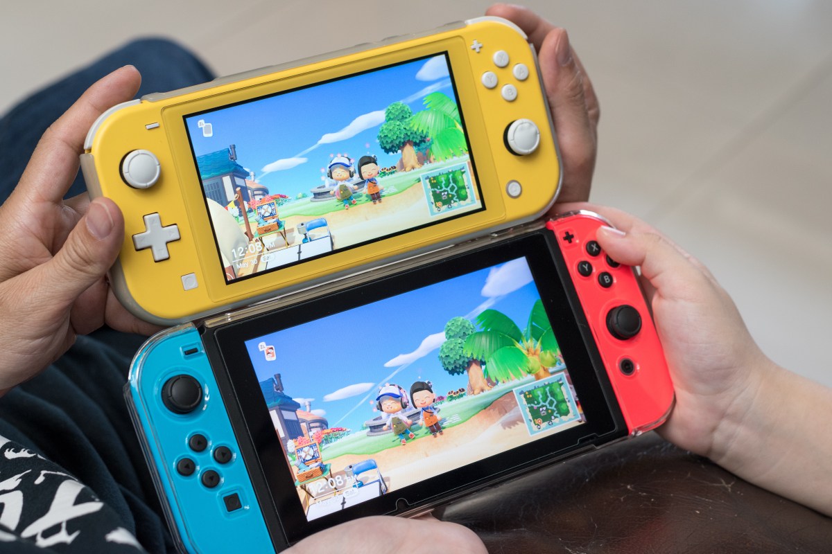 Zwei Modelle der Nintendo Switch.