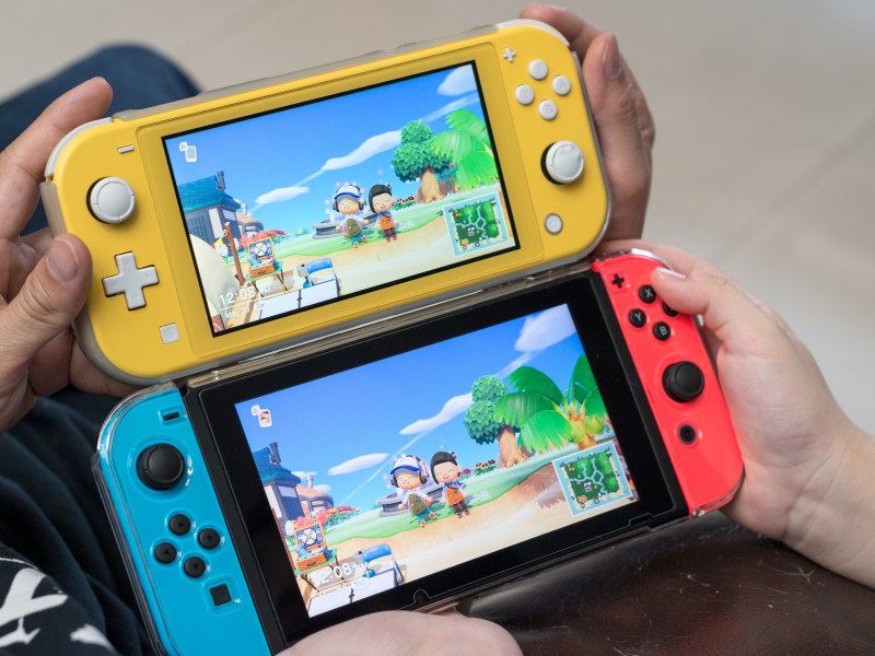 Zwei Modelle der Nintendo Switch.