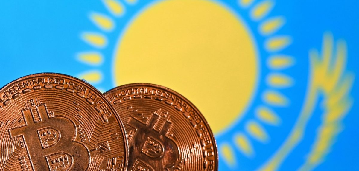 Bitcoin vor der kasachischen Flagge