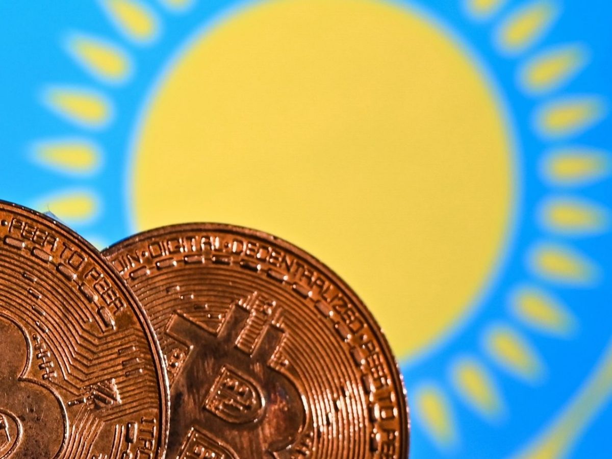 Bitcoin vor der kasachischen Flagge