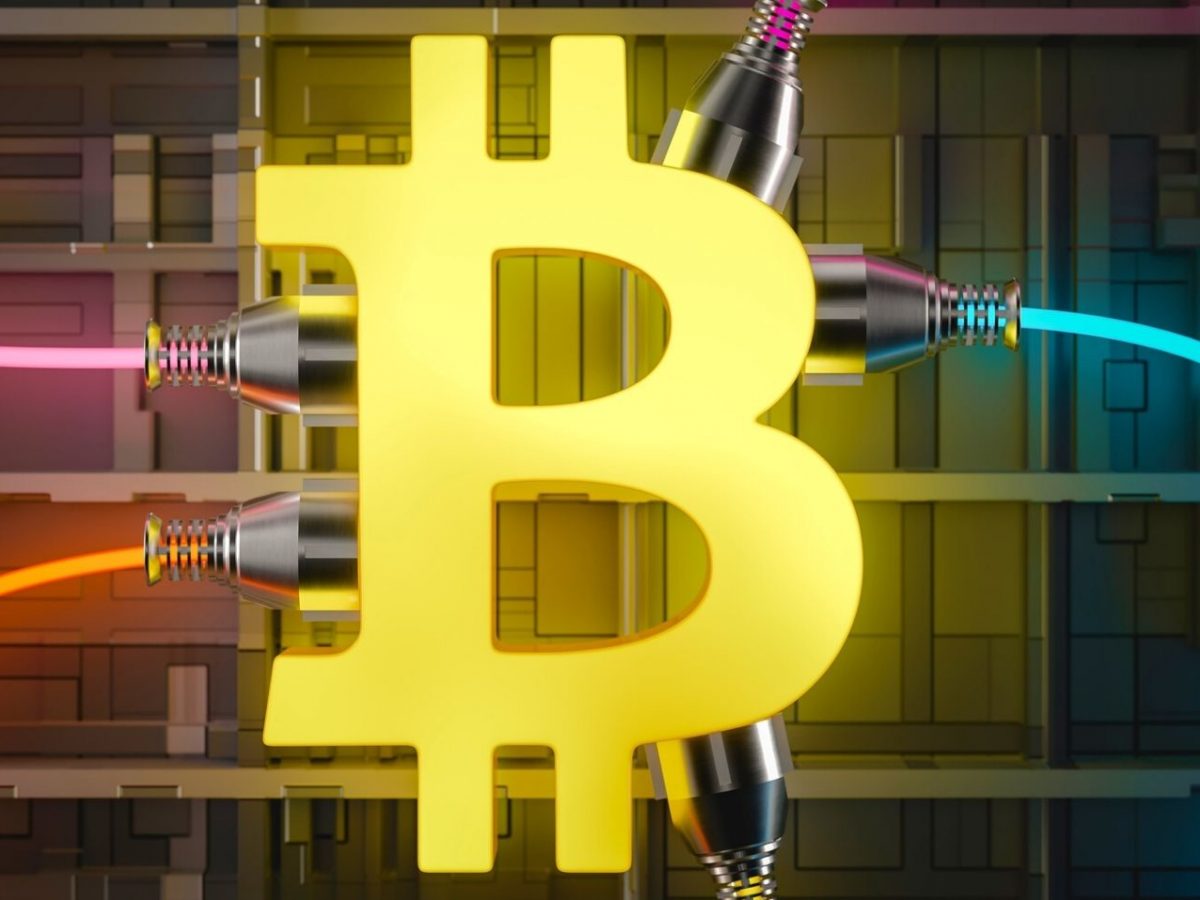 Bitcoin-Logo zwischen Kabeln