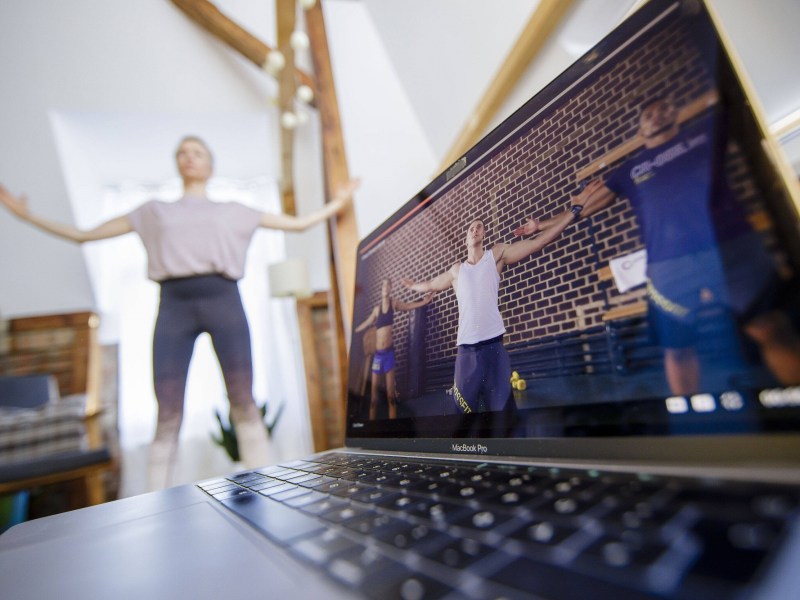Frau macht Sport mit Laptop