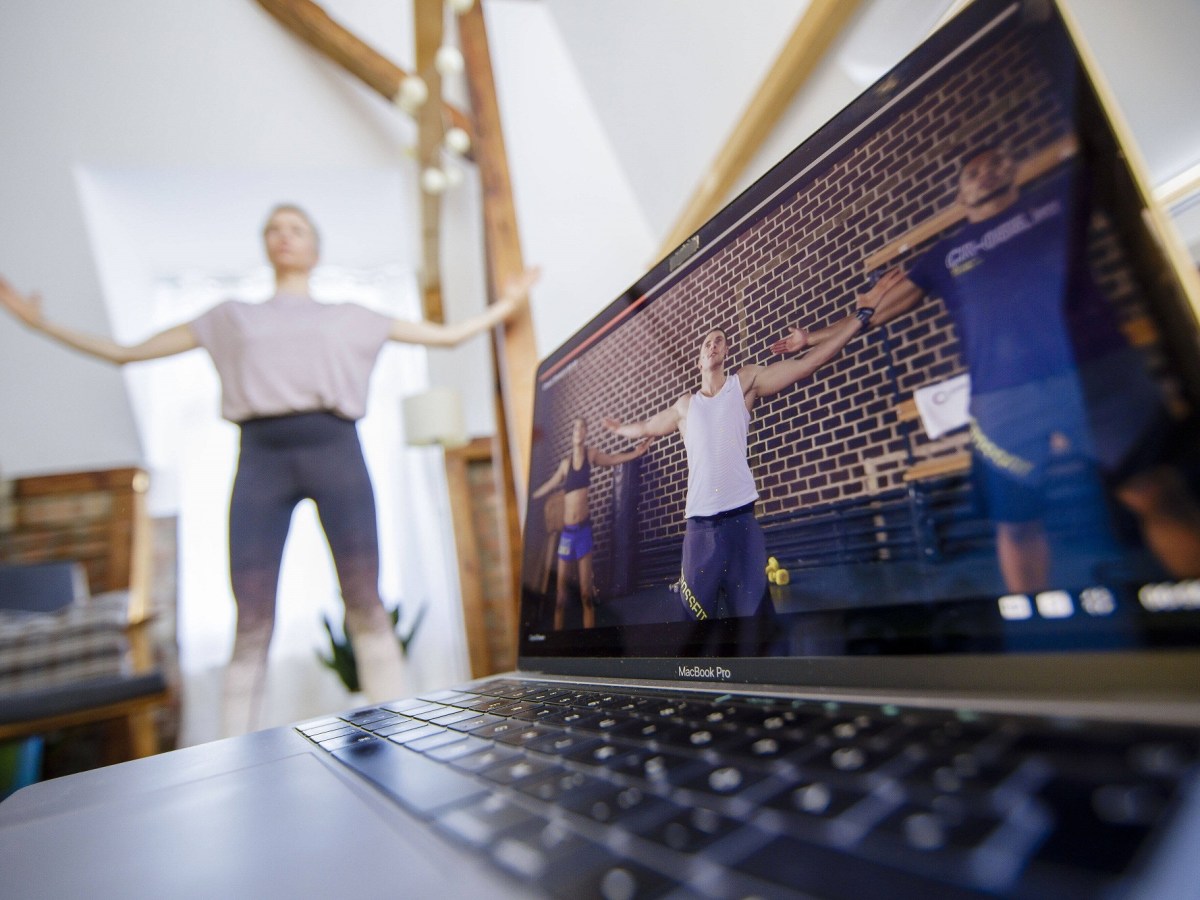 Frau macht Sport mit Laptop