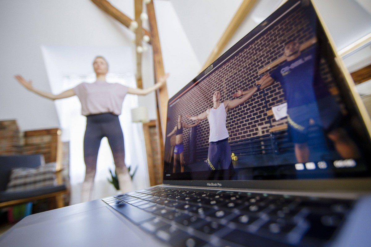 Frau macht Sport mit Laptop