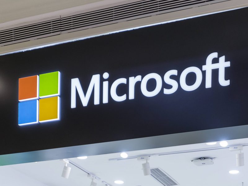 Microsoft Logo über einem Geschäft