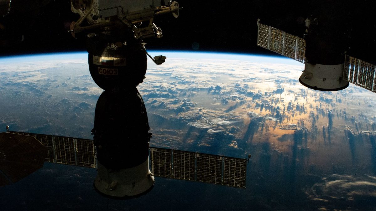 Raumstation, Erde mit Sonnenaufgang